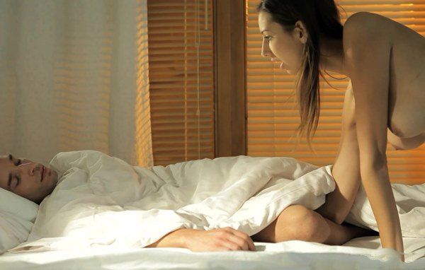 Девушка  разбудила красавчика утром с требованием секса