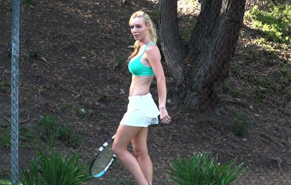 Горячая спортсменка  с обалденными титьками и длинными сосками дала парню после тренировки