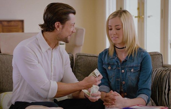 Увидел, что няшка сама не против и  ведеться на деньги и предложил ей анальчик