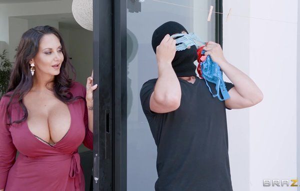 Вор нюхал трусики грудастой мамки, а дама подглядывала и возбудилась