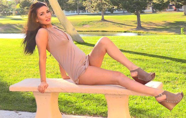 Очень сексуальная телка мастурбирует бананом в людном парке