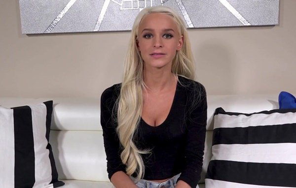 Привлекательная малышка показала себя опытной шлюшкой на кастинге